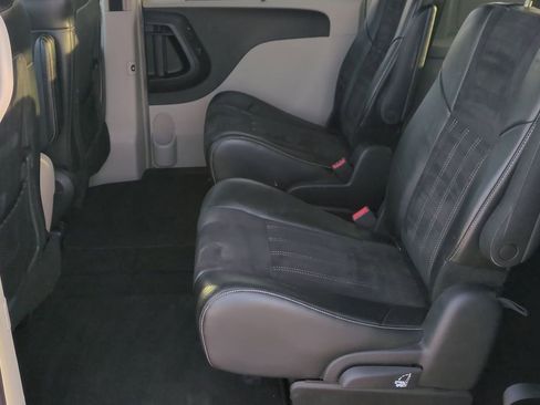 Used 2014 Chrysler Town & Country Touring-L image 22