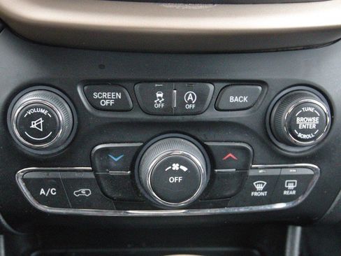 Used 2017 Jeep Cherokee Latitude w/ Cold Weather Group AWD/4WD image 20