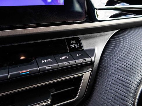 Used 2025 Toyota Camry SE image 30