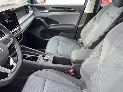 New 2026 Volkswagen Tiguan SE image 10