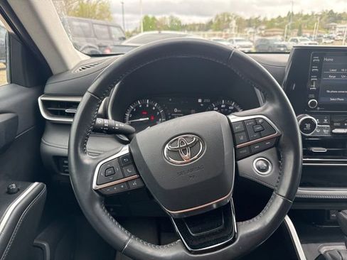 Used 2020 Toyota Highlander XLE AWD/4WD image 13