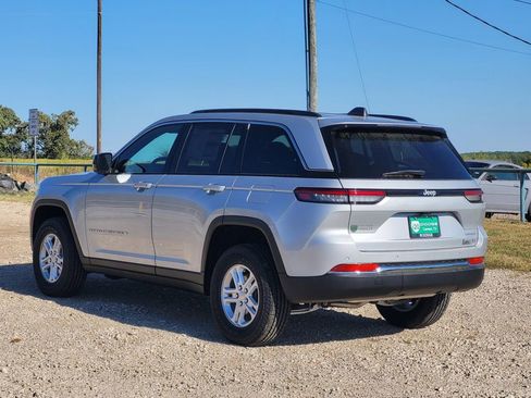 New 2025 Jeep Grand Cherokee Laredo image 4