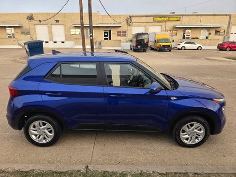 Used 2021 Hyundai Venue SE image 2