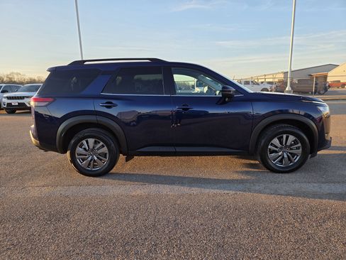 Used 2025 Nissan Pathfinder SV image 8