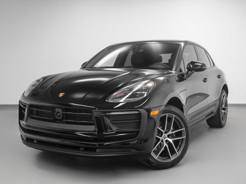Used 2025 Porsche Macan image 1