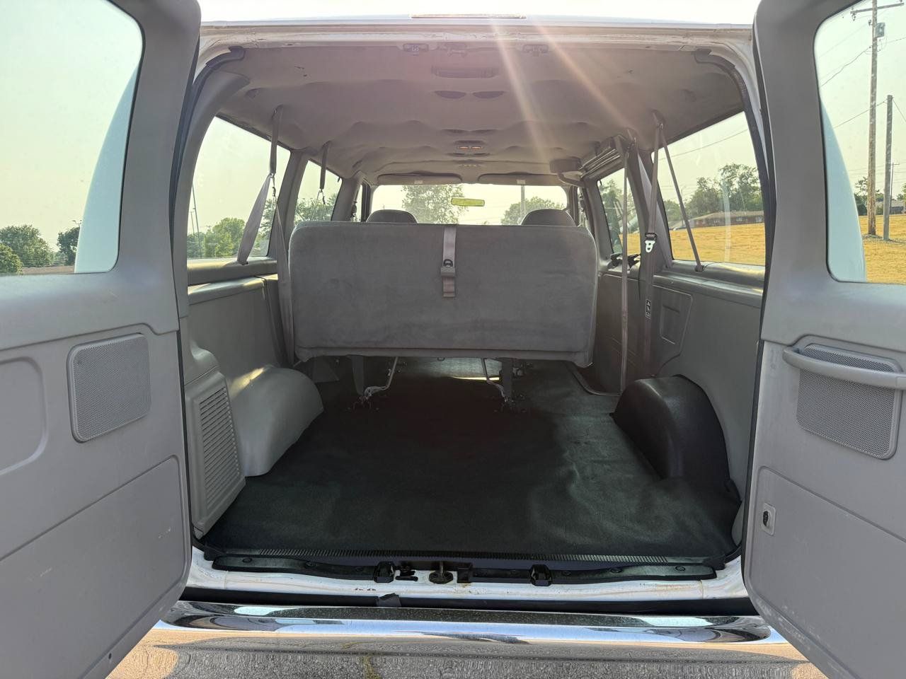 Used 2002 Ford E-150 and Econoline 150 Wagon RWD image 19