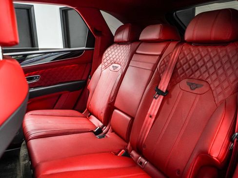 Used 2022 Bentley Bentayga AWD/4WD image 30