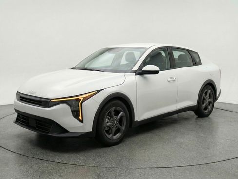 Used 2025 Kia K4 LXS image 3