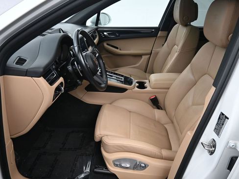 Certified 2022 Porsche Macan image 10