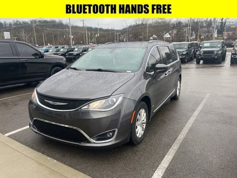 Used 2018 Chrysler Pacifica Touring-L image 2