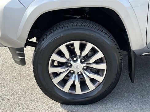 Used 2020 Toyota Tacoma Limited image 12