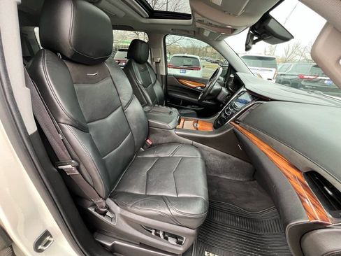 Used 2015 Cadillac Escalade Premium image 33