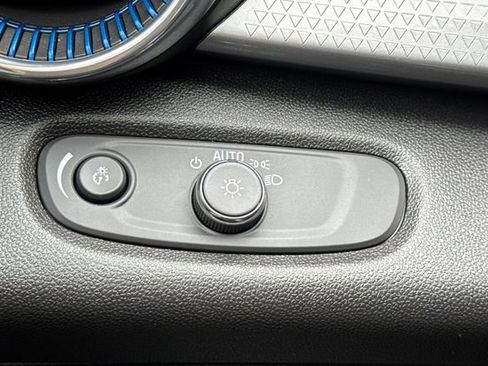 Used 2025 Chevrolet Trax LT w/ Driver Confidence Package image 39