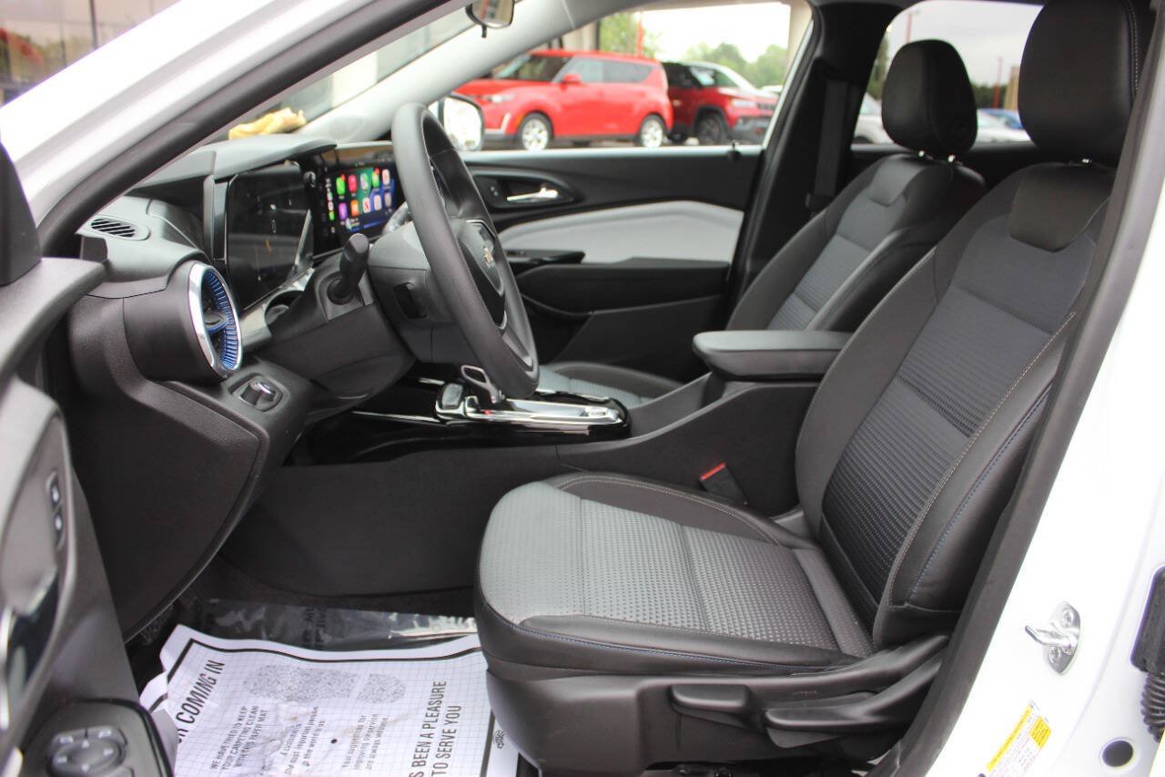 Used 2025 Chevrolet Trax LT FWD image 17