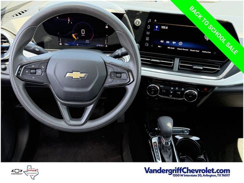 Used 2025 Chevrolet Trax LT FWD image 9