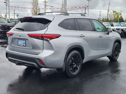 Used 2022 Toyota Highlander LE AWD/4WD image 6