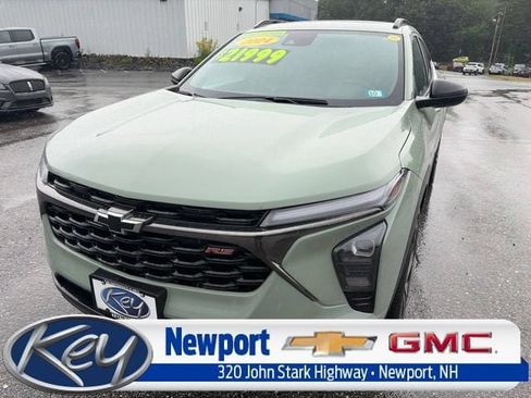 Used 2024 Chevrolet Trax RS w/ Sunroof Package FWD image 1