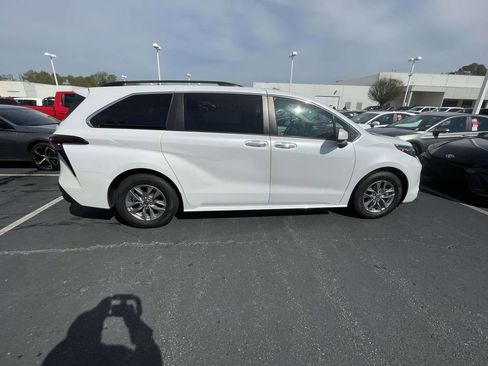 Used 2023 Toyota Sienna XLE image 11