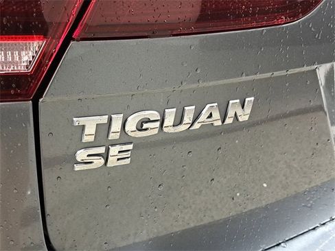 Used 2021 Volkswagen Tiguan SE w/ Panoramic Sunroof Package image 9