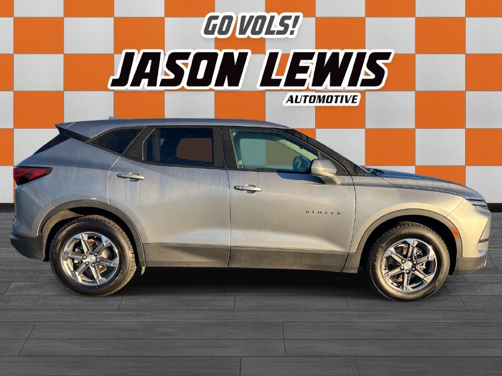 Used 2025 Chevrolet Blazer LT AWD/4WD image 2