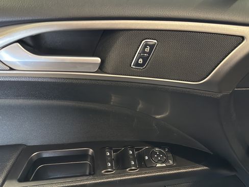 Used 2017 Ford Fusion SE FWD image 17