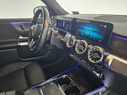 Used 2022 Mercedes-Benz GLB 250 image 11