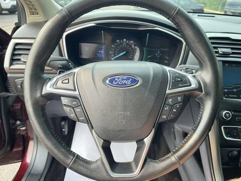 Used 2017 Ford Fusion SE w/ Fusion SE Technology Package FWD image 11