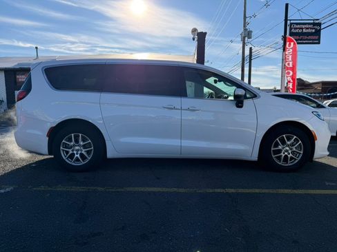 Used 2023 Chrysler Pacifica Touring-L image 9