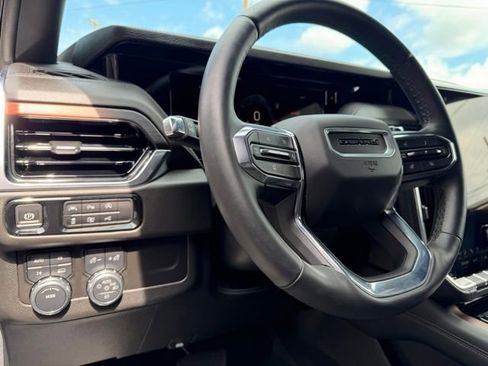 Used 2025 GMC Yukon Denali AWD/4WD image 14