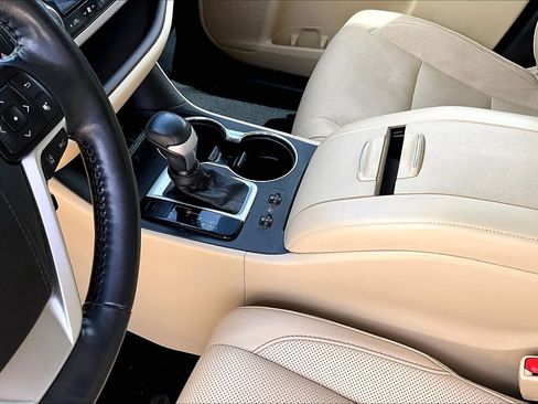 Used 2018 Toyota Highlander Limited Platinum FWD image 17