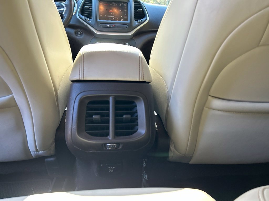 Used 2017 Jeep Cherokee Overland AWD/4WD image 37