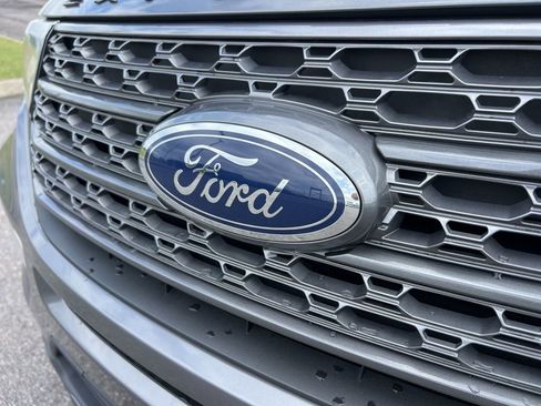 Used 2021 Ford Explorer XLT w/ Equipment Group 202A RWD image 11