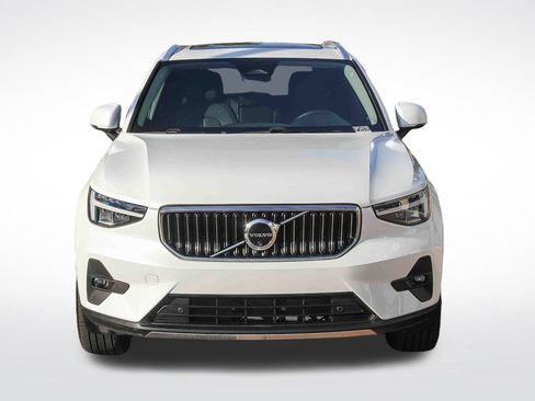 Used 2025 Volvo XC40 B5 Plus image 2