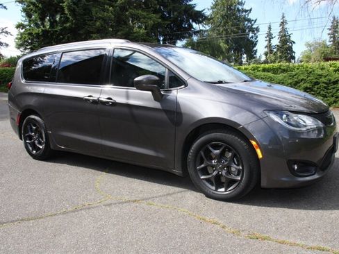 Used 2020 Chrysler Pacifica Touring w/ S Appearance Package FWD image 2