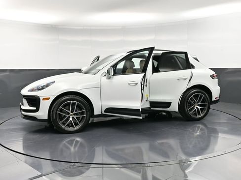 Certified 2025 Porsche Macan AWD/4WD image 37