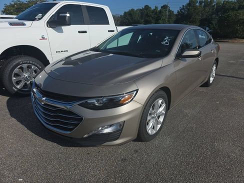 Used 2025 Chevrolet Malibu LT FWD image 2