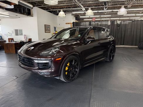 Used 2016 Porsche Cayenne Turbo S AWD/4WD image 4