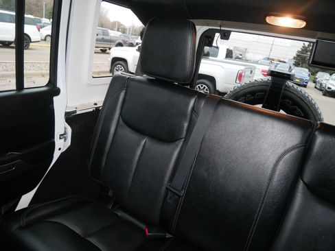 Used 2018 Jeep Wrangler Unlimited Sahara image 12