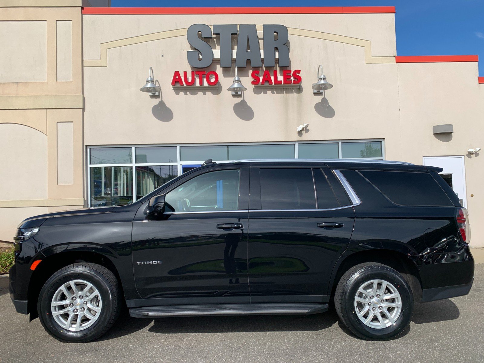 Used 2023 Chevrolet Tahoe LT w/ Luxury Package AWD/4WD image 4