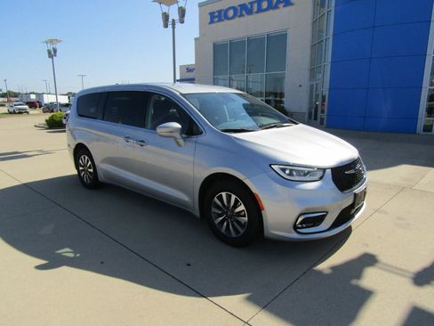Used 2022 Chrysler Pacifica Touring-L image 8
