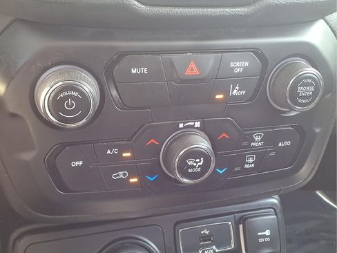 Used 2022 Jeep Renegade Latitude AWD/4WD image 17
