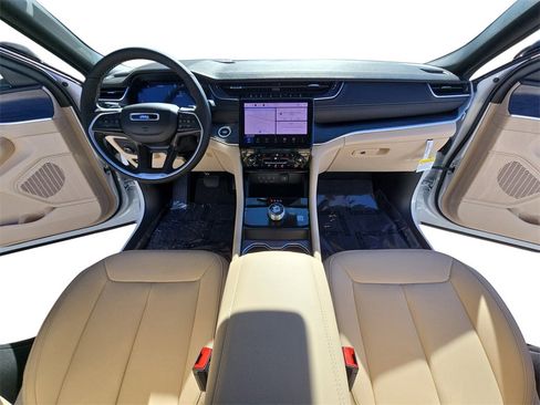 New 2025 Jeep Grand Cherokee Limited image 9