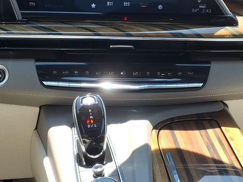 Certified 2022 Cadillac Escalade ESV Premium Luxury Platinum AWD/4WD image 13
