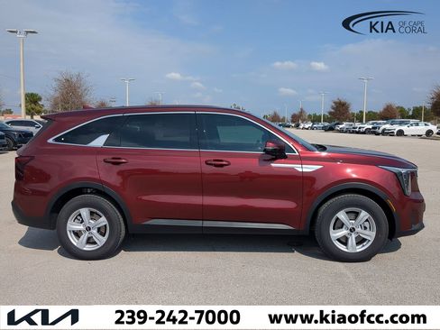 New 2025 Kia Sorento LX image 4