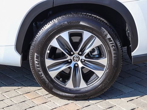 Used 2025 Toyota Highlander XLE image 11