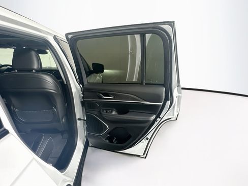 Used 2022 Jeep Grand Cherokee Limited RWD image 32