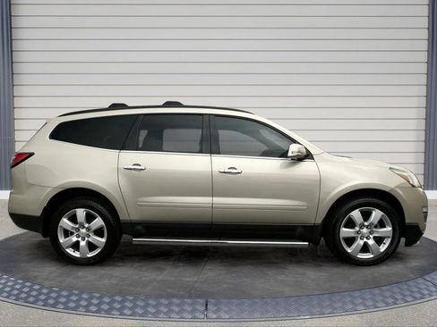 Used 2017 Chevrolet Traverse LT w/ Traveler's Package FWD image 8