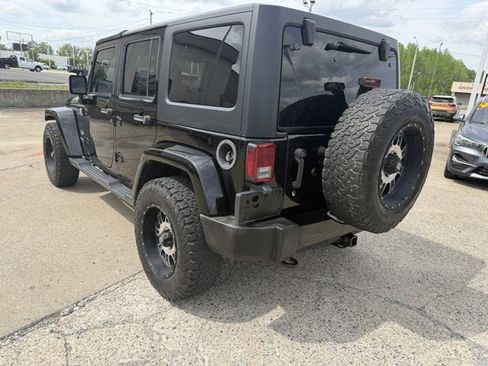Used 2017 Jeep Wrangler Unlimited Sahara w/ Connectivity Group image 7
