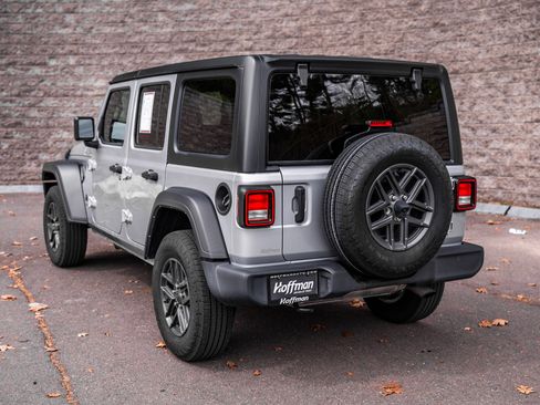 Used 2024 Jeep Wrangler Sport S image 9