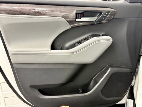 Used 2026 Toyota Highlander Platinum image 17